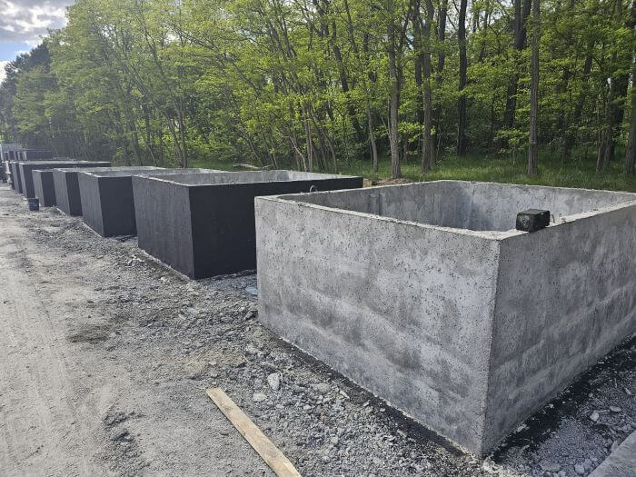 Plac produkcyjny z szambami betonowymi Osiek gotowymi do transportu
