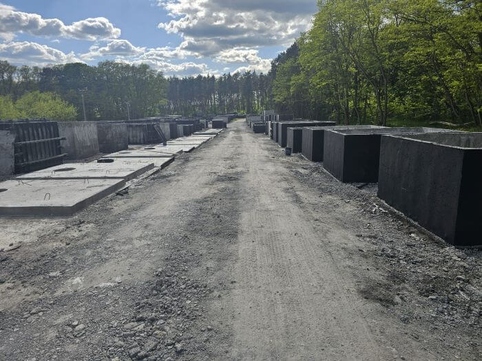 Plac z gotowymi szambami betonowymi Osiek w różnych rozmiarach